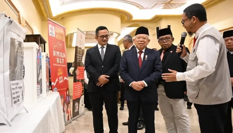 Wakil Presiden Ma&rsquo;ruf Amin menerima penjelasan persiapan pelaksanaan Pemilu 2024 untuk WNI di Arab Saudi saat berkunjung ke Jeddah (7/2) waktu setempat.
