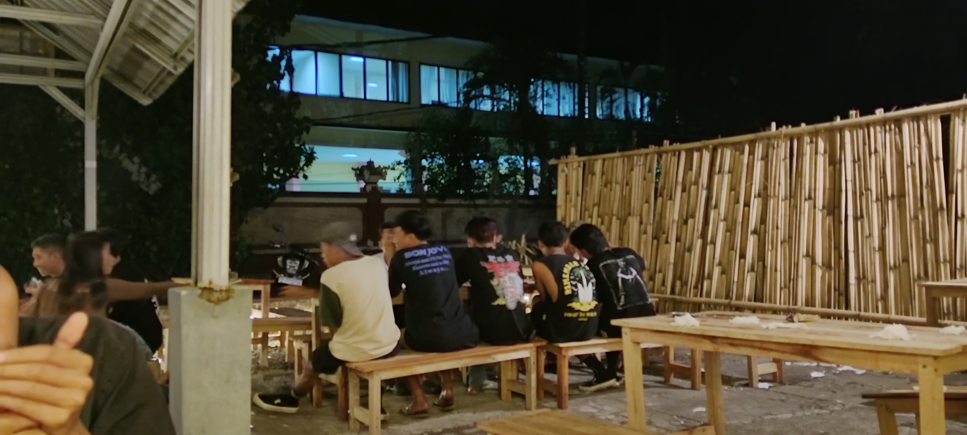 RAMAI: Angkringan Bohlam yang berada di Jalan Pancaka, Mataram menjadi salah satu tempat tonkrongan   favorit kawula muda.
