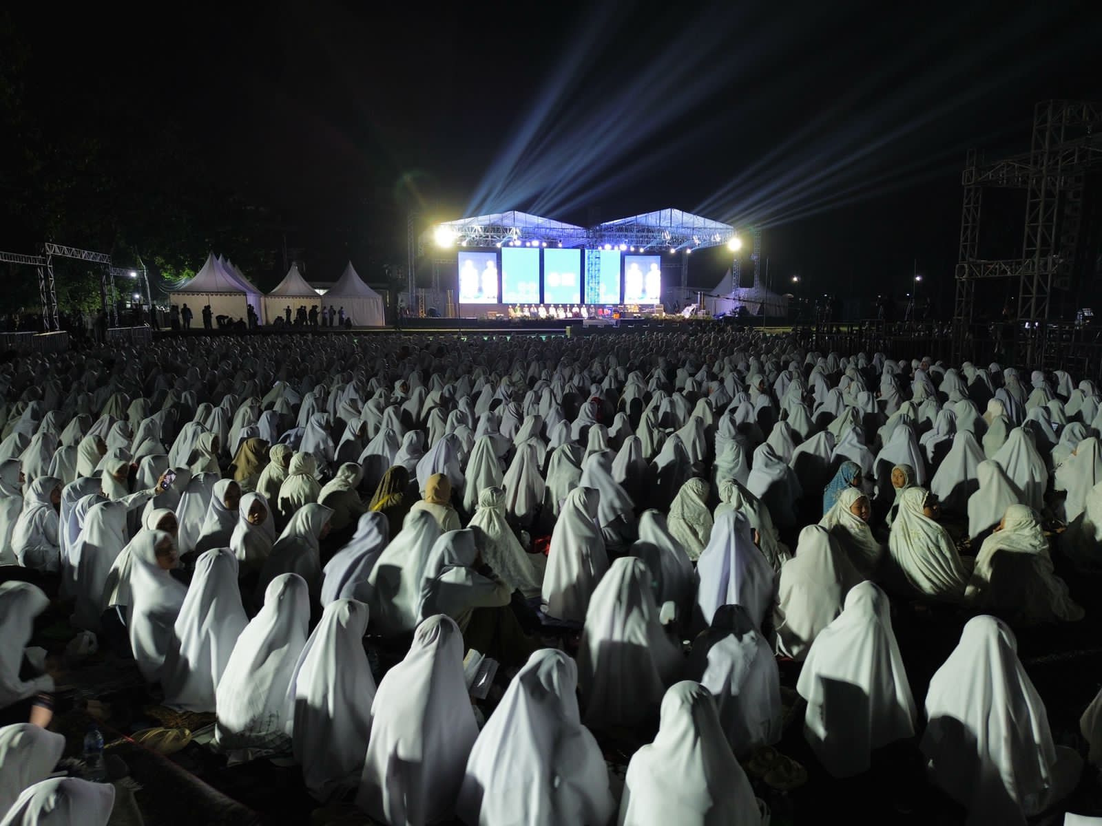 Para santri NW dalam acara dukungan untuk Prabowo Gibran.