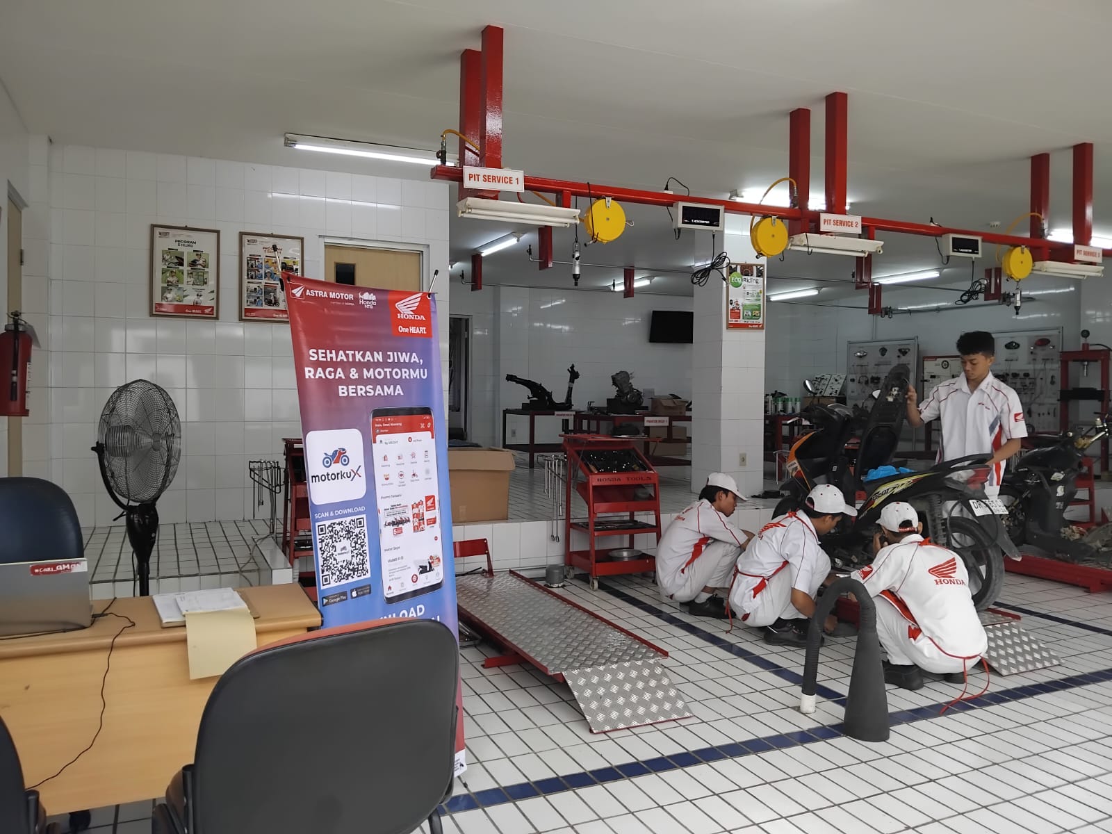 Ilustrasi servis motor Honda