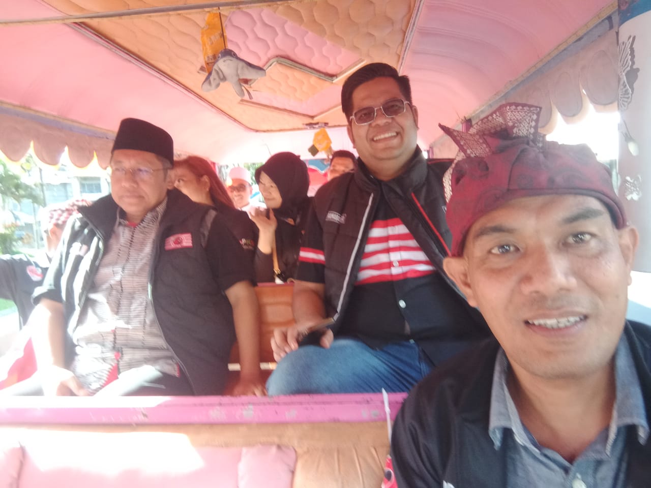 BLUSUKAN: Ketua Umum Partai Kebangkitan Nusantara (PKN) Anas Urbaningrum (kiri) melakukan safari politik ke sejumlah daerah.  (foto istimewa)
