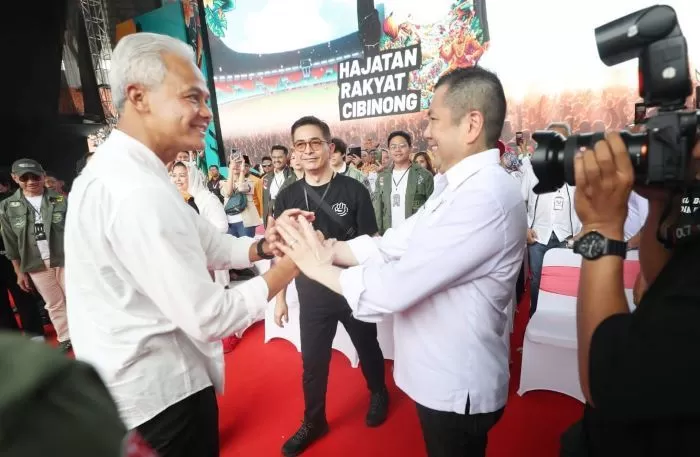 Ketua Umum Partai Perindo Hary Tanoesoedibjo bersama capres Ganjar Pranowo saat menghadiri Hajatan Rakyat. (Muhamad Ridwan/JawaPos.com)