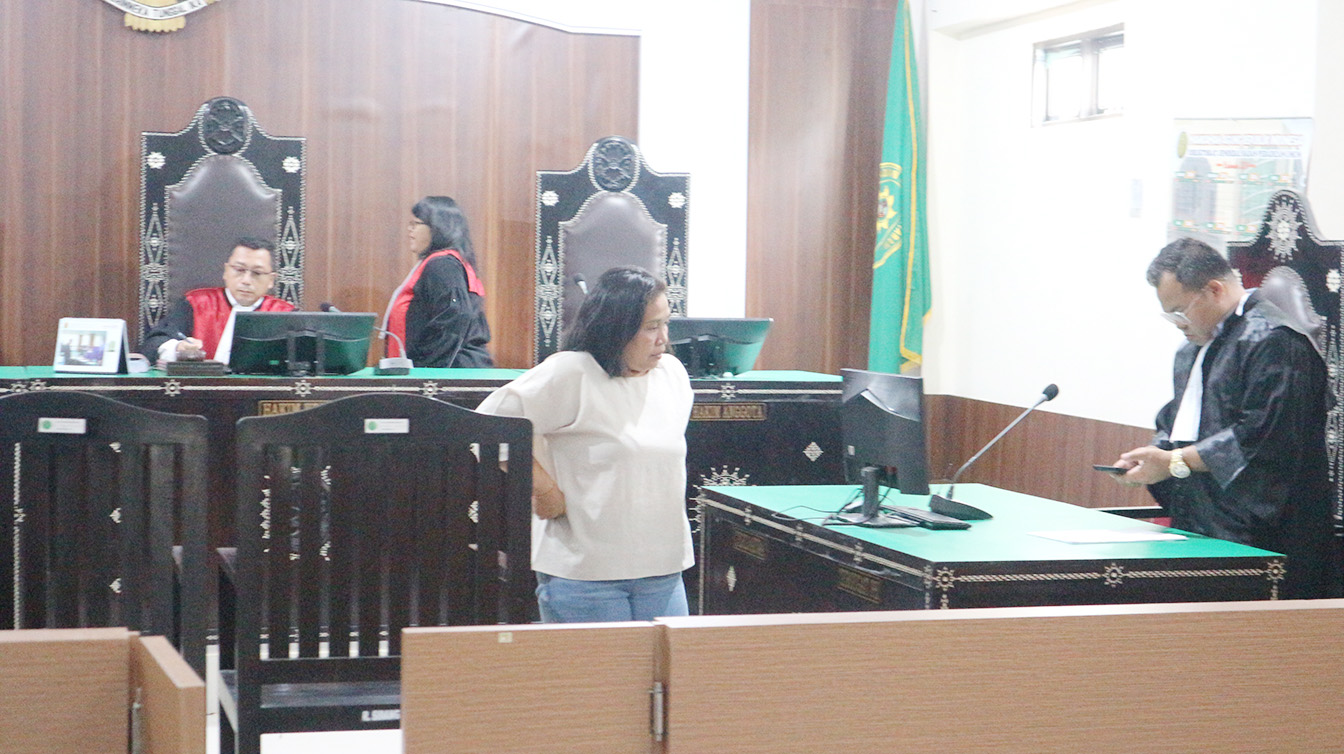 Terdakwa Ni Komang Puspita bangkit dari tempat duduknya usai mengikuti sidang tuntutan perkara Tipilu di Pengadilan Negeri Mataram, Senin (12/2).