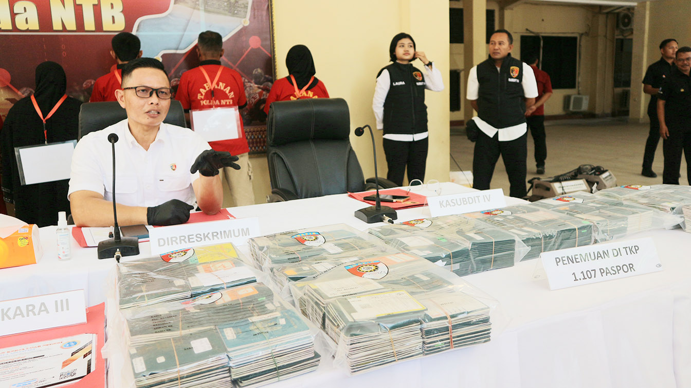 Dirreskrimum Polda NTB Kombespol Syarif Hidayat menunjukkan ribuan paspor yang disita dari kantor PT Mahesa Putra Tunggal.