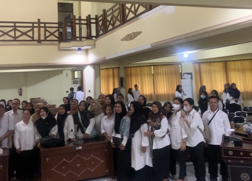 BERJUANG: Ratusan guru honorer datangi DPRD Lobar untuk menyampaikan tuntutan peangakomodiran sebagai PPPK. (CHIA/LOMBOK POST)