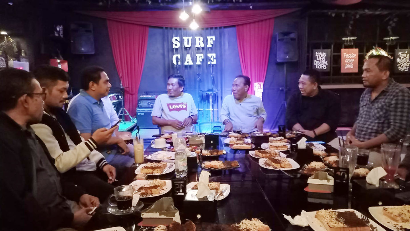 Bupati KSB HW Musyafirin (tiga dari kanan) saat bersilaturahmi dengan pengurus PWI Bima dan Kota Bima.
