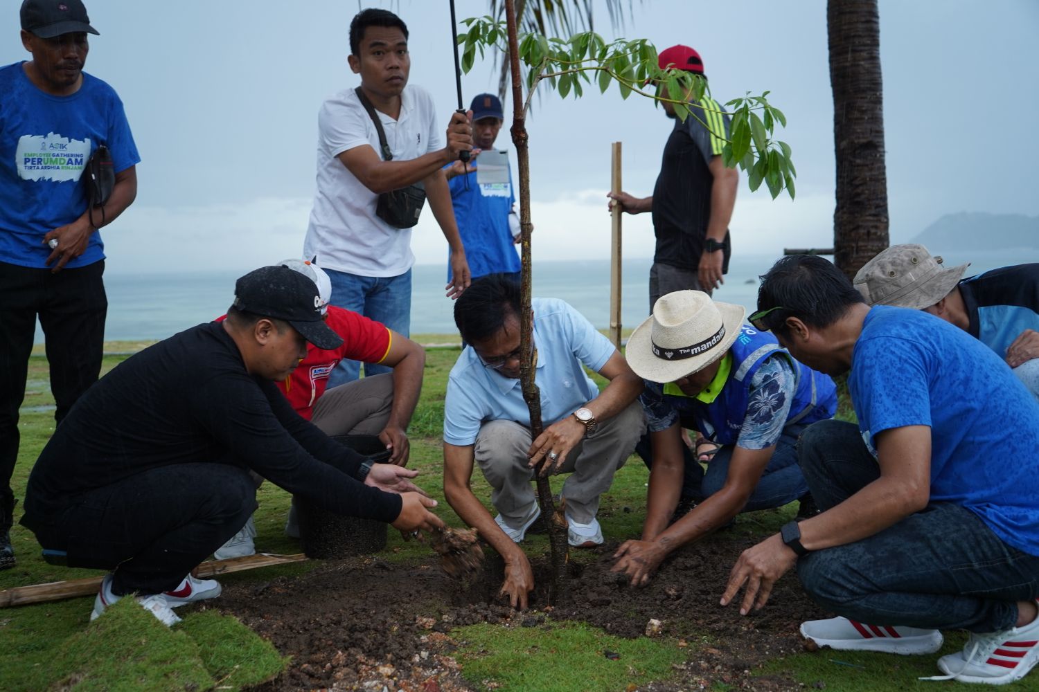 Bupati Loteng Lalu Pathul Bahri (dua kiri) turut serta menanam pohon di pesisir Kuta Beach Park dalam kegiatan Penghijauan dan Pembersihan Pantai, Sabtu (10/2).