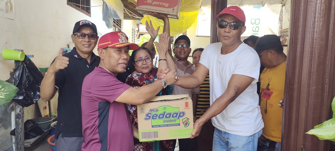 SEMOGA BERMANFAAT: Bupati KSB HW Musyafirin (dua dari kiri) secara simbolis menyerahkan bantuan untuk warga di Kelurahan Brang Bara dan Samapuin, Kabupaten Sumbawa. (FARUK/LOMBOK POST)