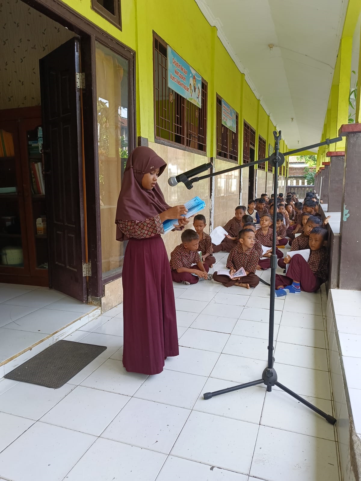 LITERASI: Para murid SDN 1 Kuripan Utara melaksanakan program literasi di sekolah setempat, pekan lalu.