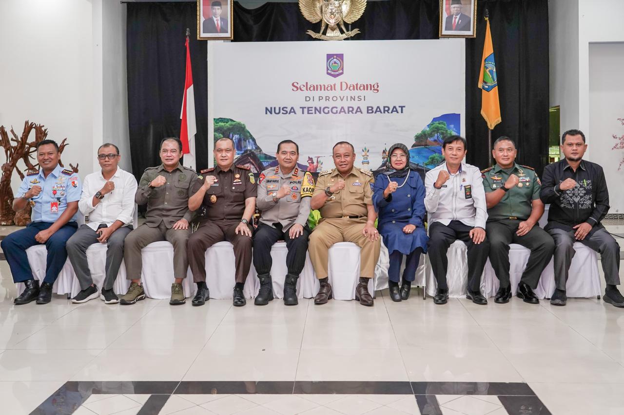 Pj Gubernur NTB H Lalu Gita Ariadi foto bersama Forkopimda, Bawaslu, dan KPU usai rapat persiapan pelaksanaan Pemilu 2024 di Pendopo Gubernur NTB, kemarin (13/2).