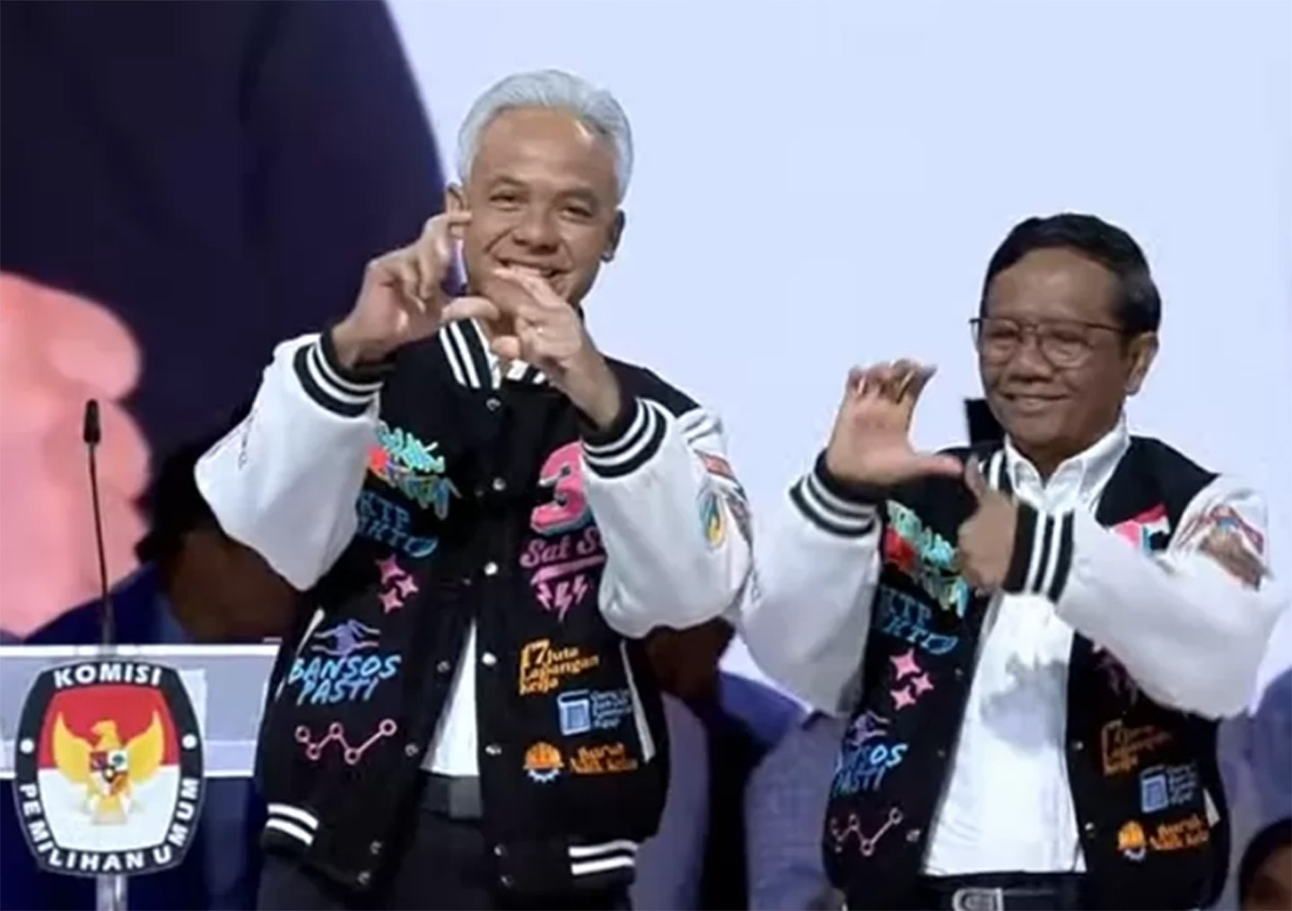 Pasangan Ganjar Pranowo dan Mahfud MD mengenakan saat menghadiri debat kelima Pilpres 2024 di JCC Senayan Jakarta.