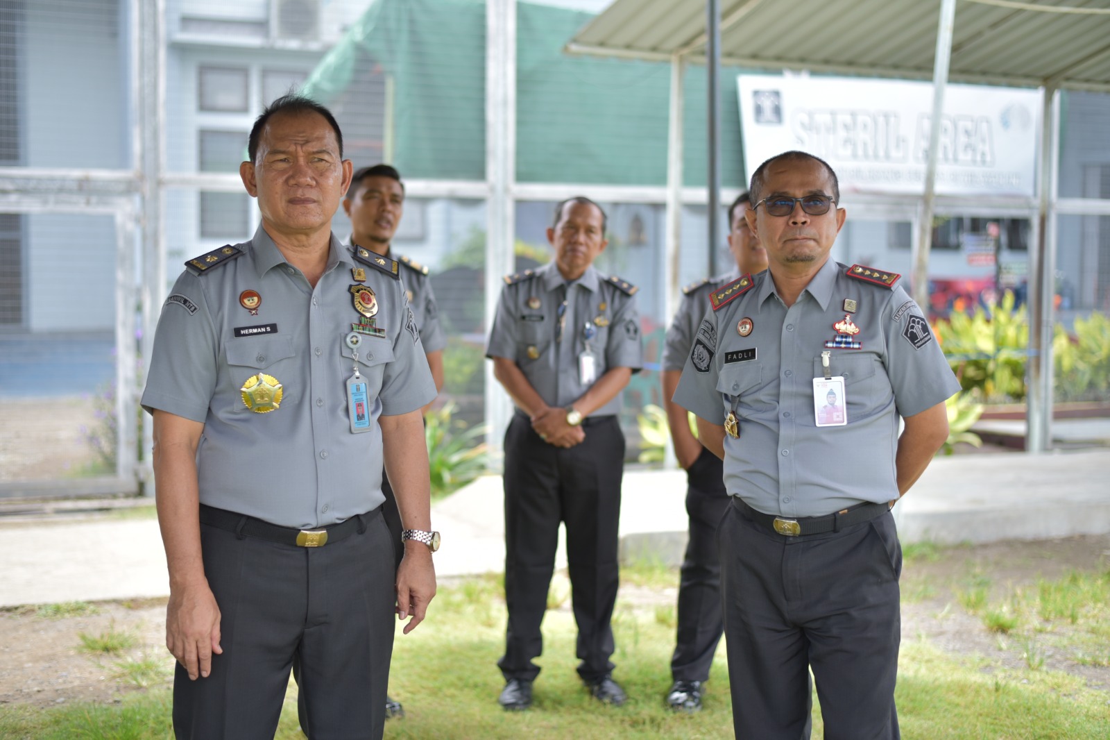 Kadivpas Kanwil Kemenkumham NTB Herman Sawiran (kiri) bersama Kalapas Kelas IIA Lobar M Fadli meninjau kesiapan pelaksanaan pemilu di lapas, Senin (12/2).