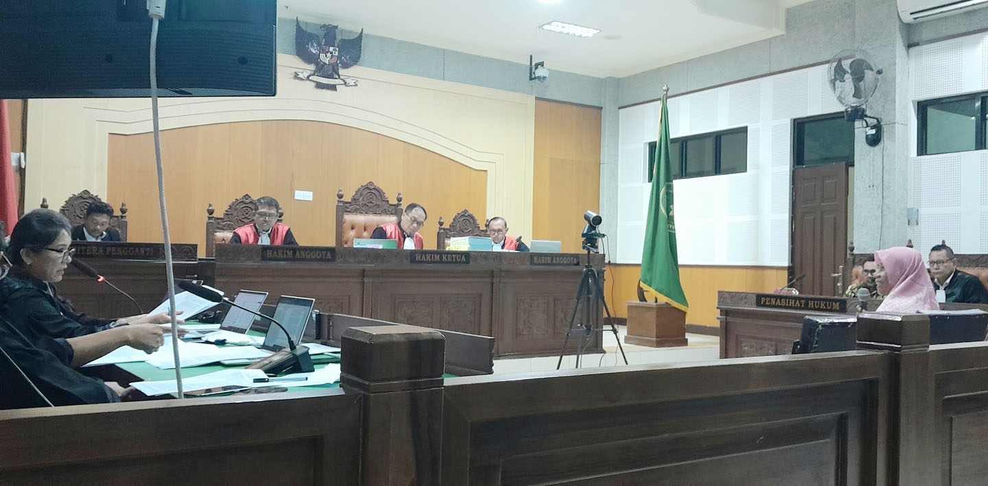 Direktur CV Garuda Nasional yang juga Wakil Direktur CV Buka Layar Hadijah bersaksi pada sidang perkara dugaan korupsi mantan Wali Kota Bima Muhammad Lutfi di Pengadilan Tipikor Mataram, Senin (12/2).