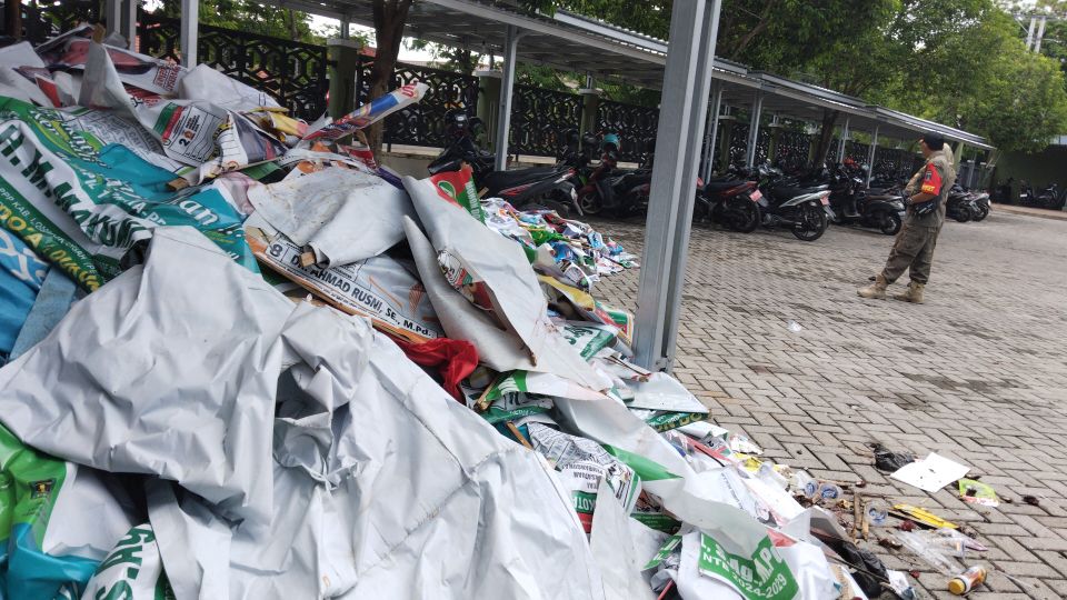 Tumpukan alat peraga kampanye para caleg usai disapu bersih Satpol PP Loteng, Senin (12/2).