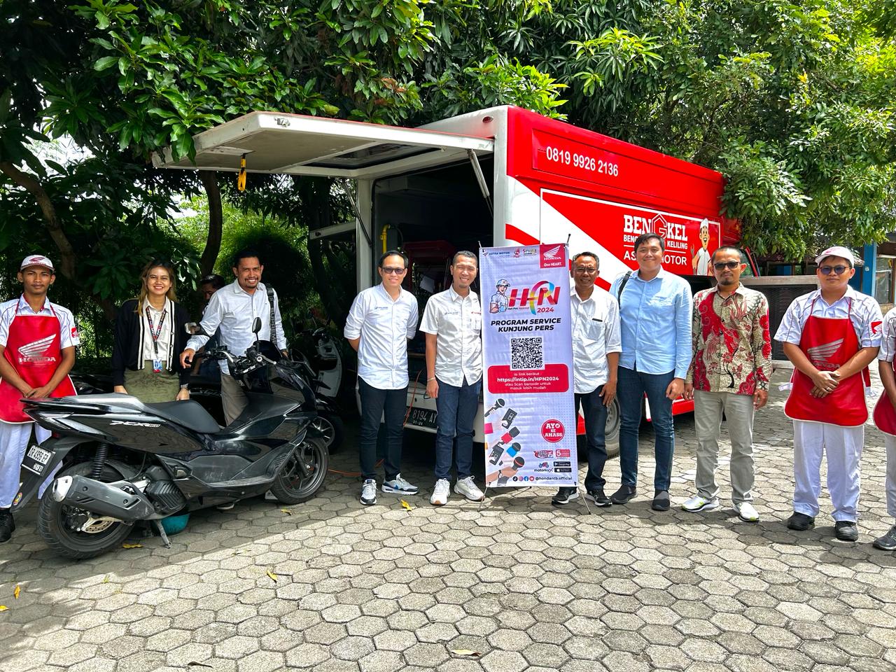 KOLABORASI: Pihak Astra Motor NTB saat servis kunjung di Graha Pena Lombok, Mataram. (GALIH/LOMBOK POST)