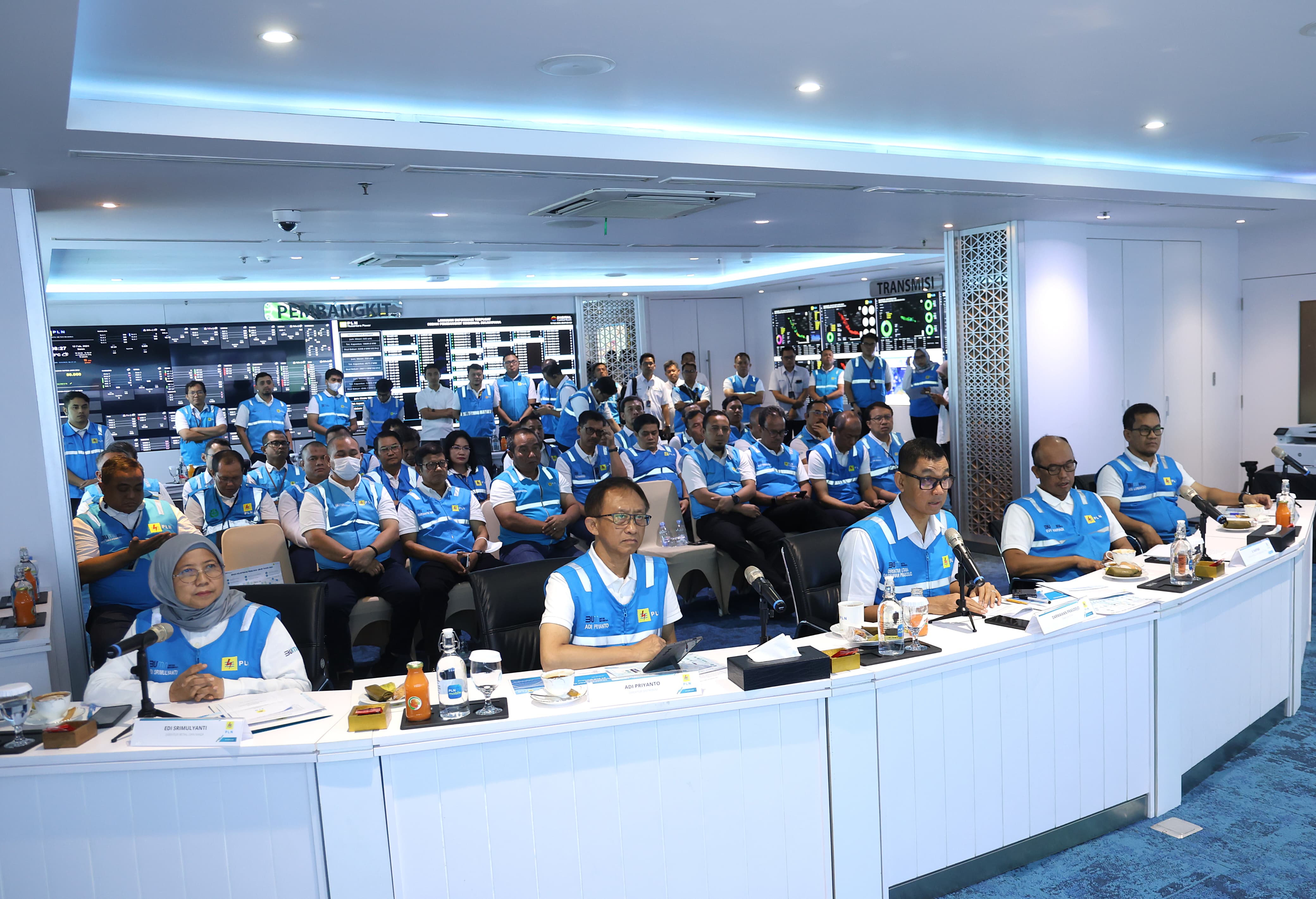 Direktur Utama PT PLN (Persero) Darmawan Prasodjo (tengah) memimpin apel siaga kelistrikan Pemilu 2024 di Posko Nasional Siaga Kelistrikan Pemilu di kantor PLN Pusat.
