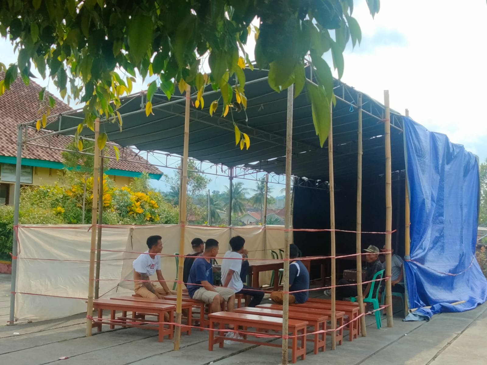 BISA DIGUNAKAN: TPS: Tempat Pemungutan Suara (TPS) di Desa Seruni Mumbul, Kecamatan Pringgabaya, Lotim yang baru selesai dibuat dan tidak tergenang banjir.