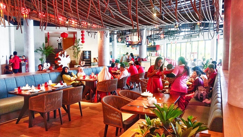 RAYAKAN IMLEK: Aktivitas pengunjung yang tengah menikmati aneka kuliner dalam event Lunar New Year