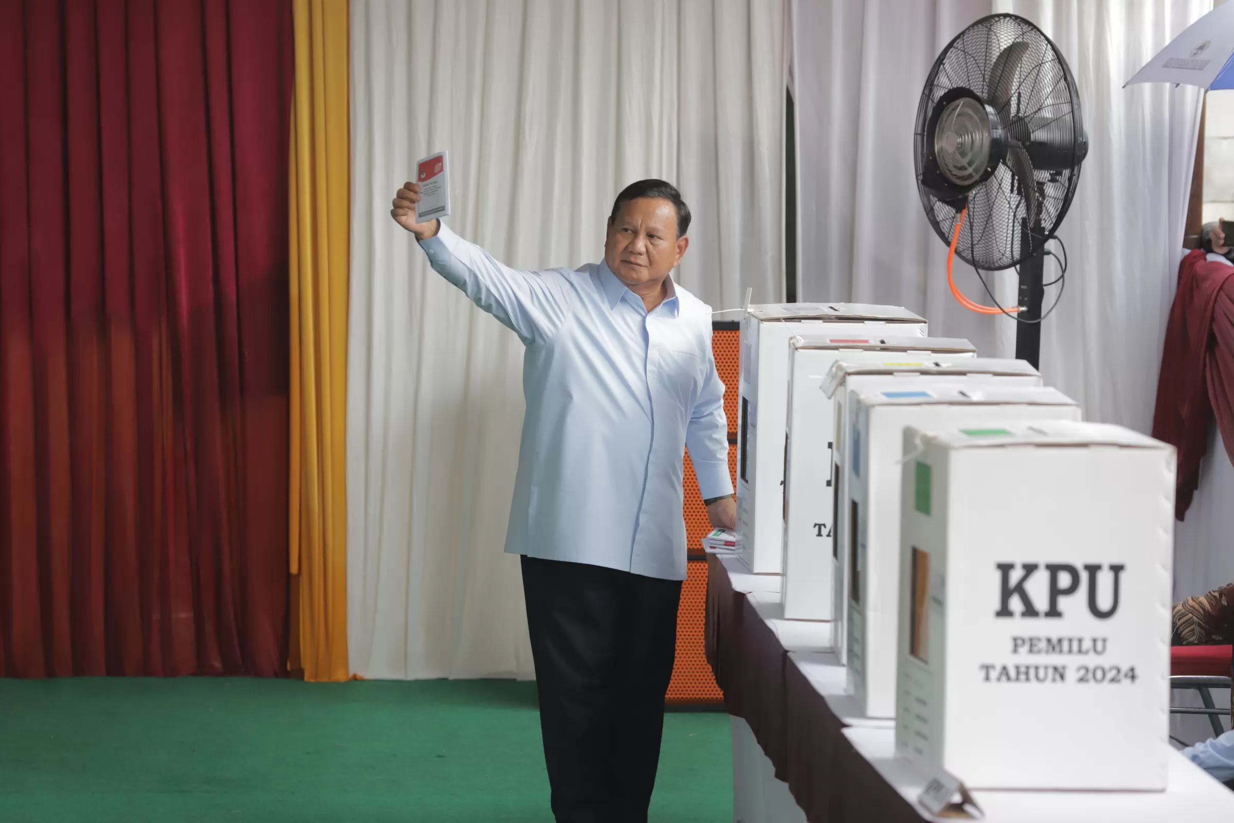 Calon Presiden nomor urut 02 Prabowo Subianto memberikan hak suaranya di TPS 033 Bojong Koneng, Hambalang, Bogor, Jawa Barat, Rabu (14/2/2024). (DERY RIDWANSAH/ JAWAPOS.COM)