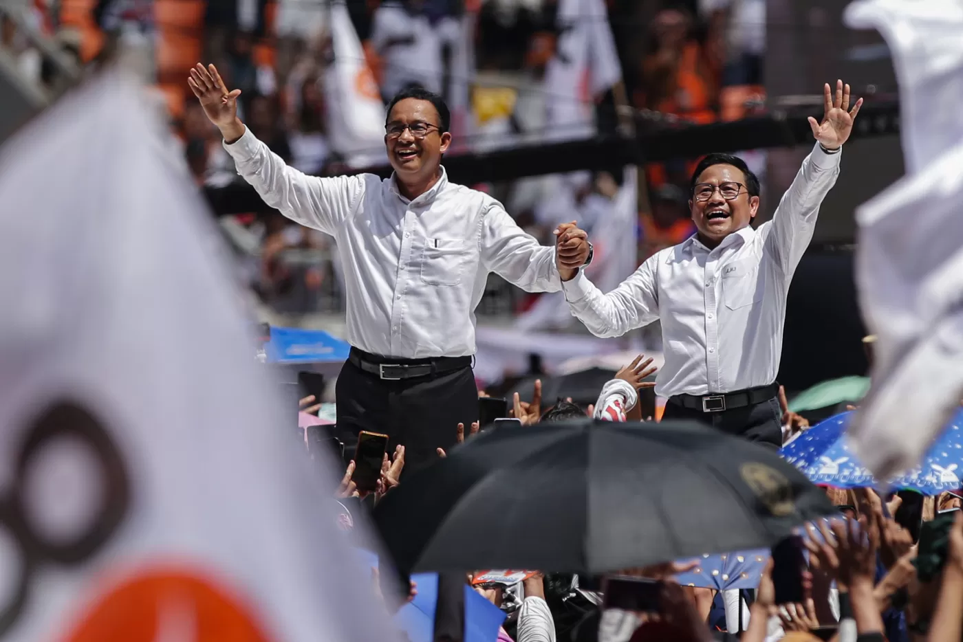 Pasangan AMIN menyapa para pendukungnya dalam kampanye akbar di Jakarta International Stadium (JIS), Jakarta, Sabtu (10/2/2024). (foto : Jawa Pos)