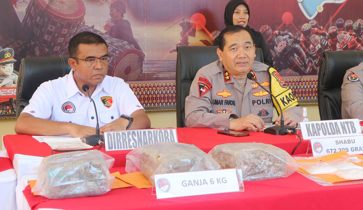 Kapolda NTB Irjen Umar Faroq (kanan) bersama Dirresnarkoba Kombespol Deddy Supriadi.