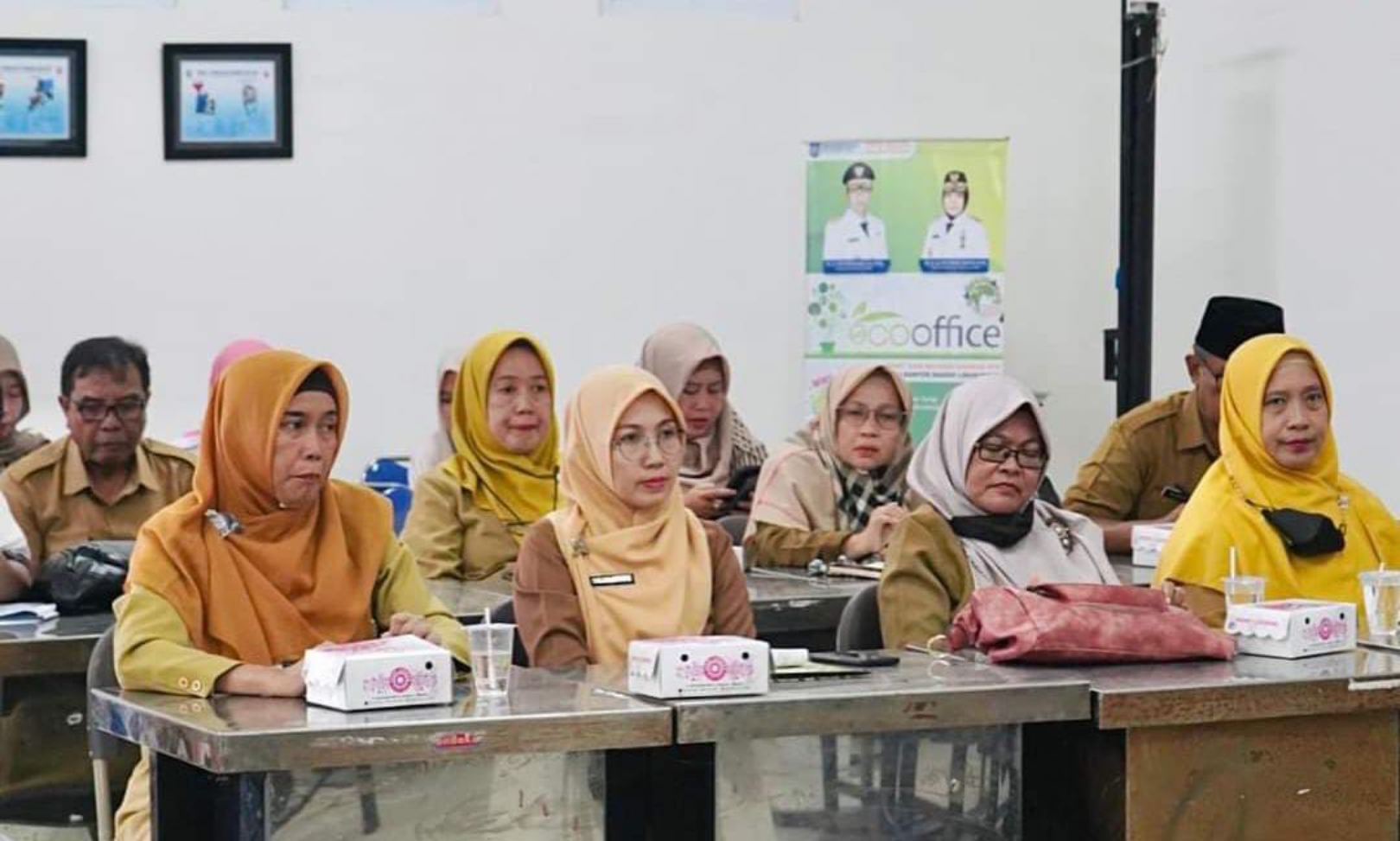 RAPAT PERSIAPAN: Suasana rapat persiapan untuk kegiatan pameran produk organik dan seminar nasional Maporina di NTB, di ruang rapat Brida NTB, Selasa (13/2).(IST/LOMBOK POST)