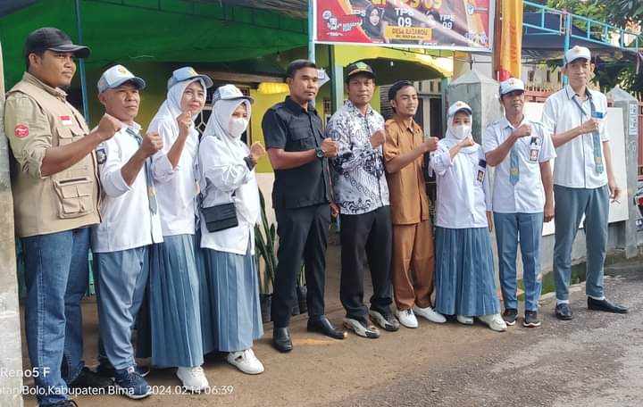 TAMPIL BEDA: Petugas KPPS di TPS 02 mengenakan seragam SMA selama bertugas, kemarin (14/2).