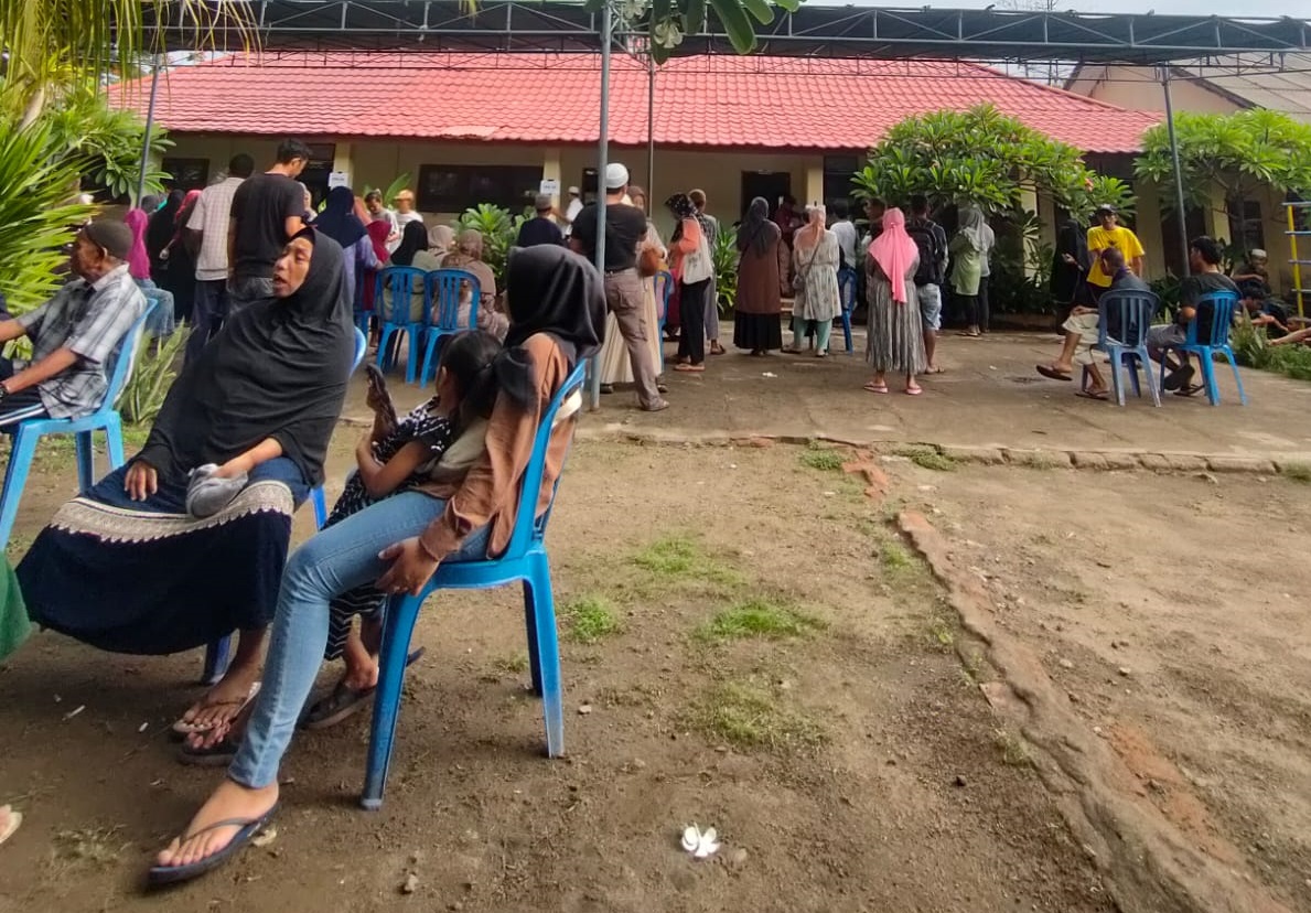 SANGAT ANTUSIAS: Warga Gili Trawangan beramai-ramai mendatangi salah satu TPS yang ada di Gili Trawangan, Pemenang, Rabu (14/2). (IMAN FOR LOMBOK POST)
