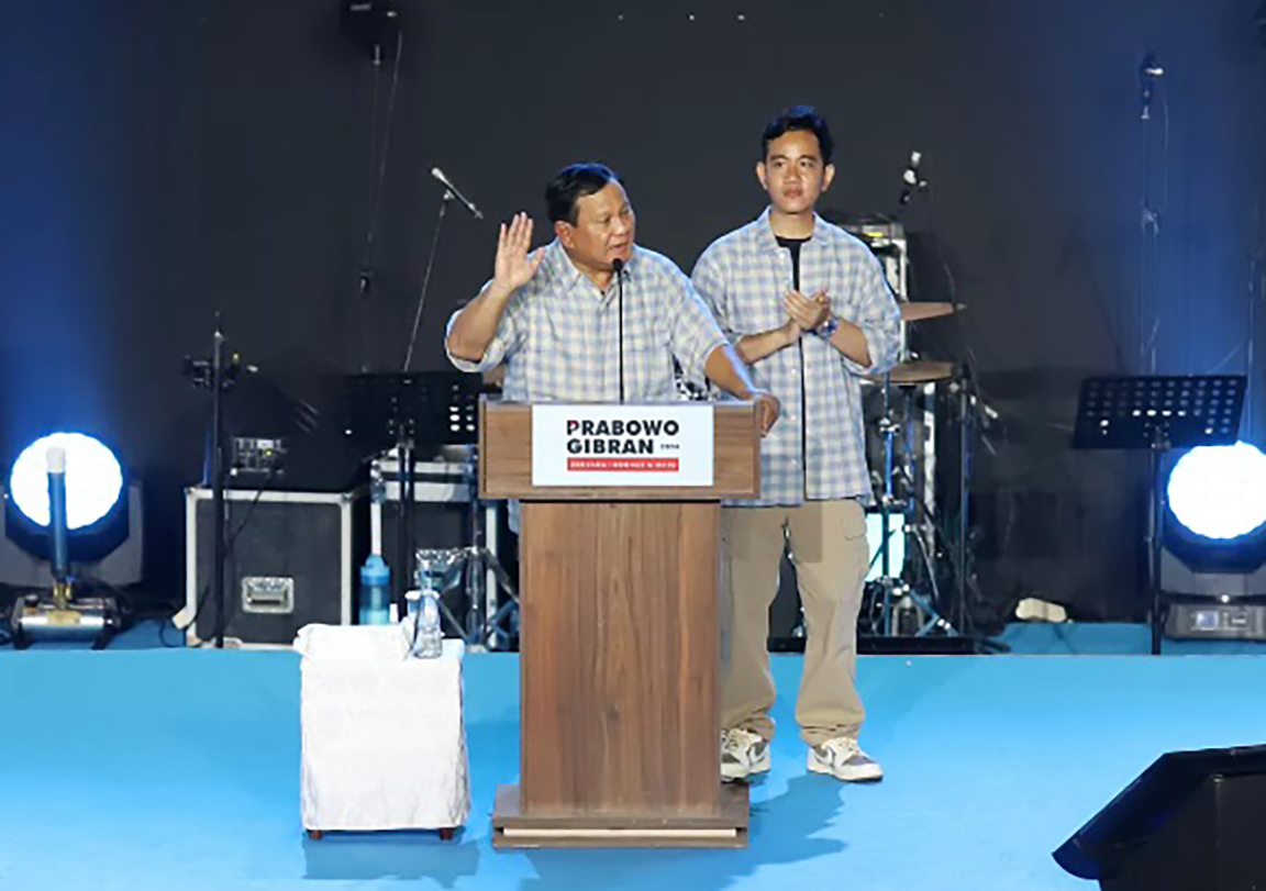 Calon presiden dan calon wakil presiden nomor urut 2 Prabowo Subianto dan Gibran Rakabuming Raka menyampaikan pidato pada acara pemantauan hasil quick count di Istora Senayan, Jakarta, Rabu (14/2).