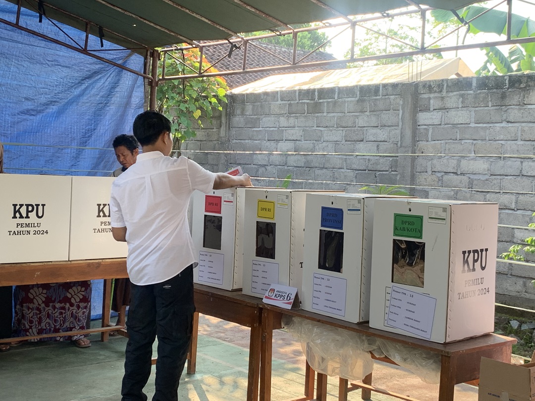 MEMILIH : Seorang warga di salah satu TPS Lombok Barat sedang memasukkan surat suara. (CHIA/LOMBOK POST)