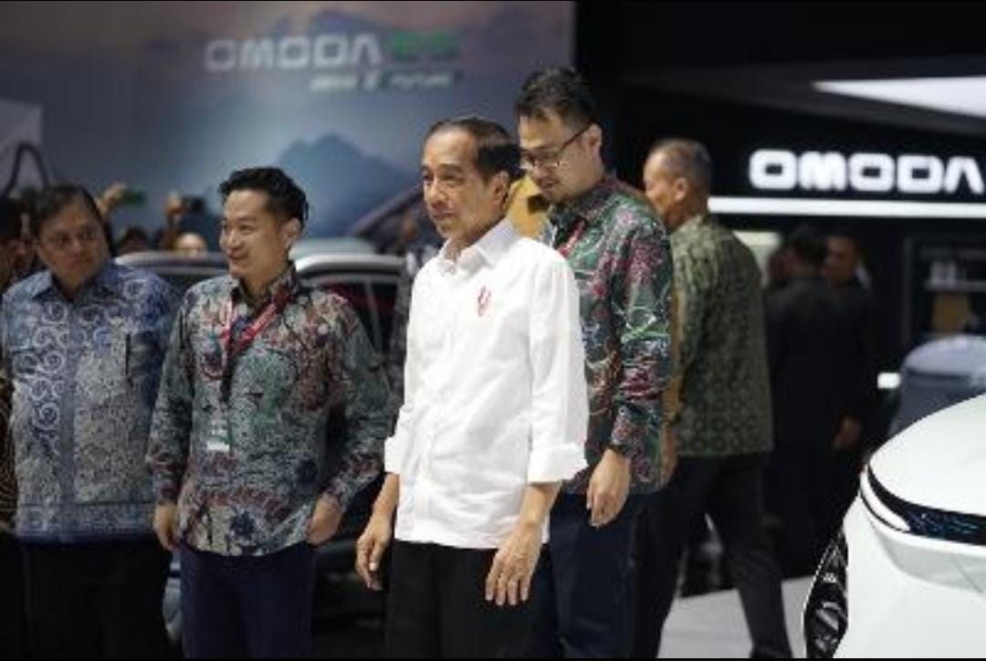 (Presiden Republik Indonesia, Joko Widodo bersama Menteri Koordinator Perekonomian Republik Indonesia, Airlangga Hartarto, mengunjungi booth Chery pada IIMS 2024.