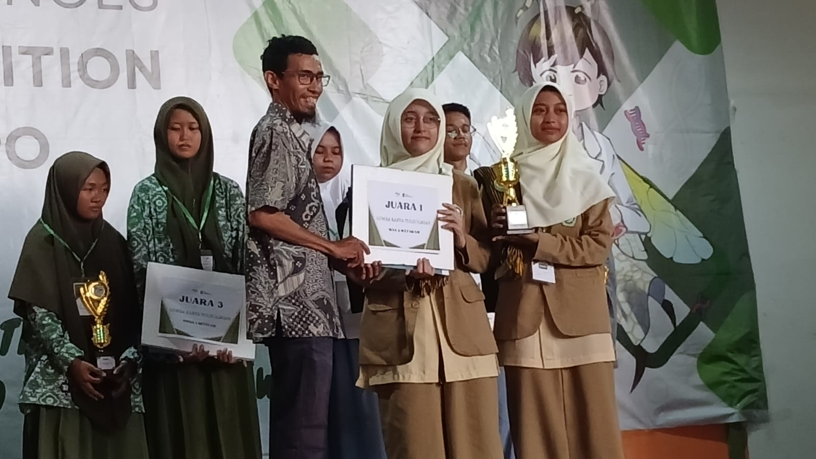 MEMBANGGAKAN: Tim MAN 2 Mataram menerima piala pada lomba KTI memperebutkan piala rektor UTS dan gubernur NTB, belum lama ini.