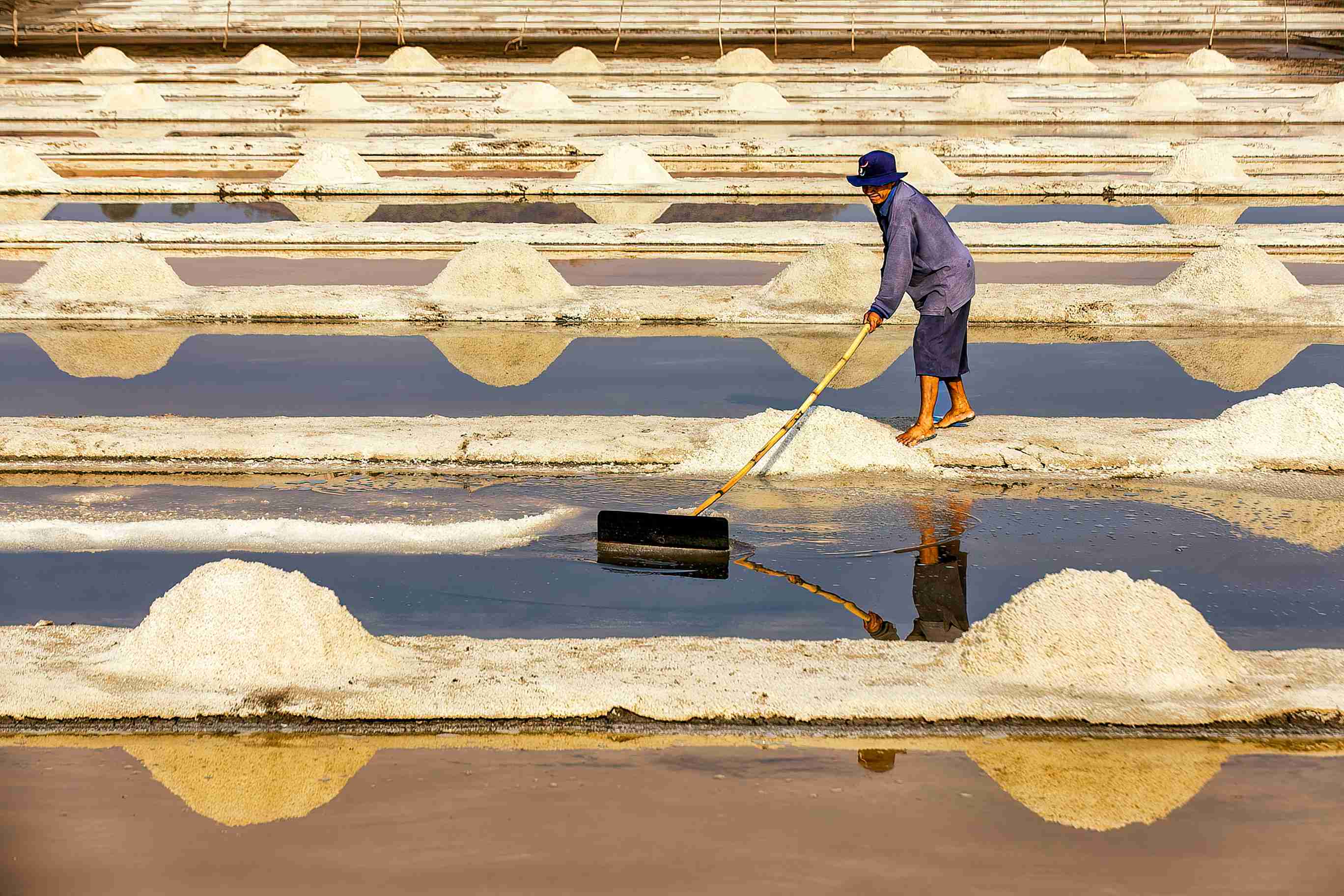 Selain membangun pabrik garam untuk mendukung peningkatan kualitas dan produktivitas, tantangan lain yang harus dicarikan jalan keluar, bagaimana garam yang diproduksi tersebut memiliki target pasar.