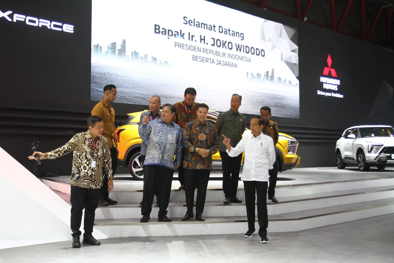 Presdien Joko Widodo bersama Menko Perekonomian Airlanggan Hartanto mengunjugi booth MMKSI di IIMS 2024