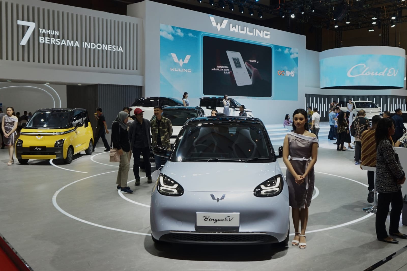 BISA TEST DRIVE: Booth Wuling di IIMS 2024 menyajikan sejumlah program dan promo menarik bagi para pengunjung