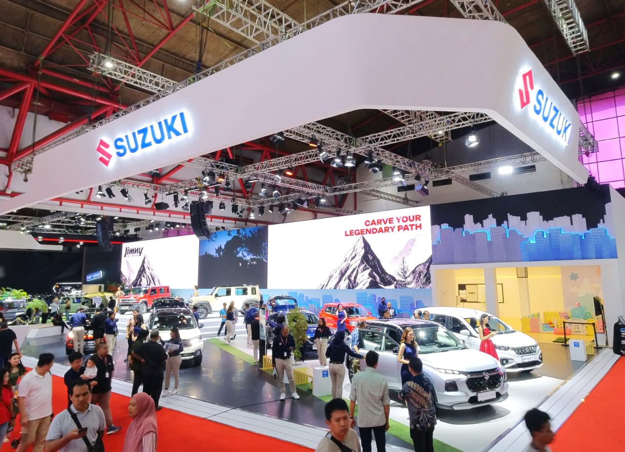 ATRAKTIF: Desain booth PT Suzuki Indomobil Sales (SIS) menampilkan dua arena arena penuh sensasi dalam pameran otomotif Indonesia International Motor Show (IIMS) 2024