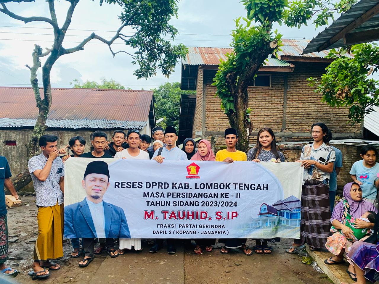 AGENDA RESES: Ketua DPRD Loteng M Tauhid berfoto bersama para konstituen usai Reses DPRD Loteng Masa Sidang II tahun 2023/2024 di Desa Aik Bual, Kecamatan Kopang, belum lama ini.