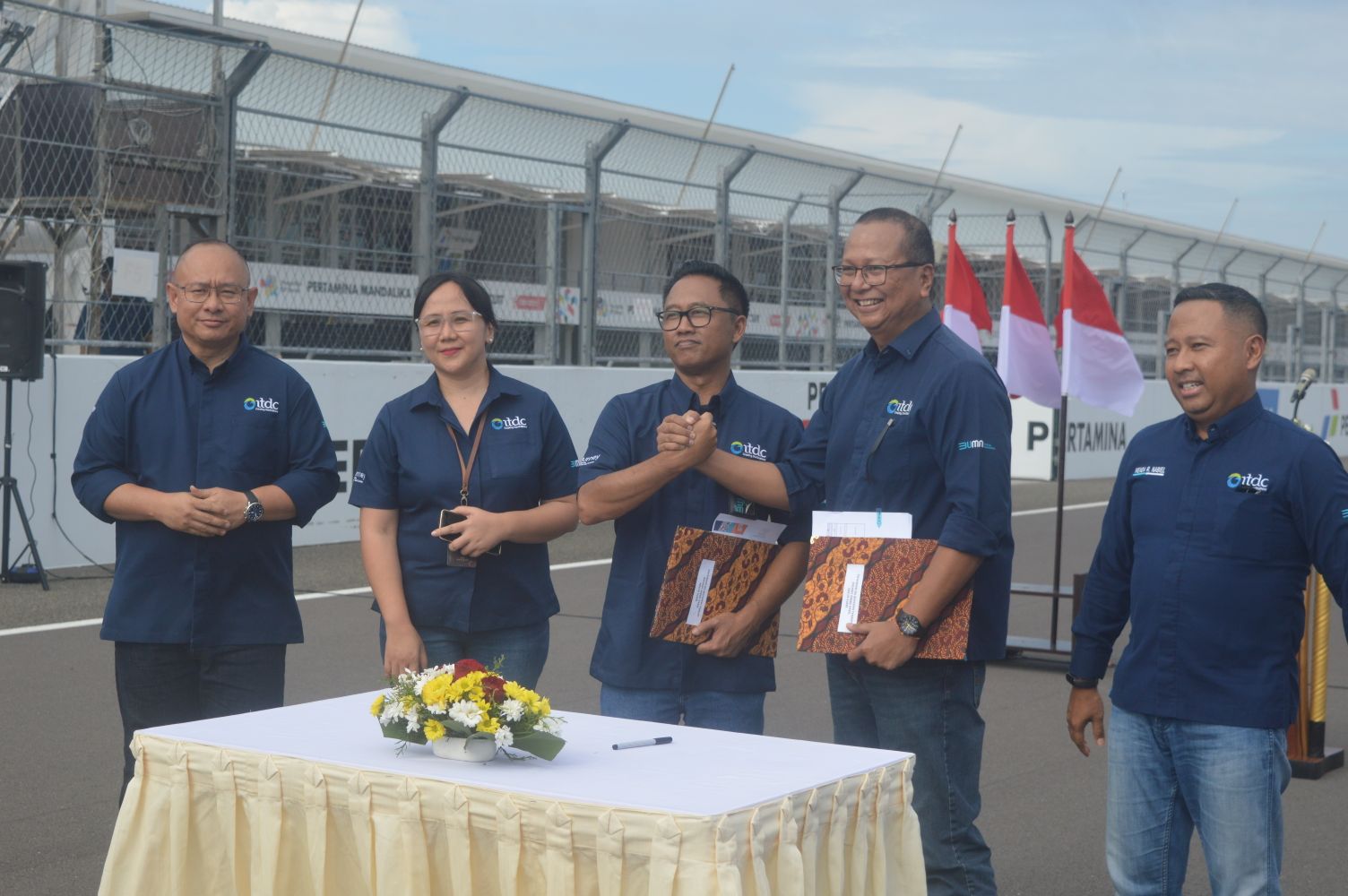 Pjs General Manager The Mandalika yang baru Wahyu Moerhadi Nugroho (tiga kiri) berjabat tangan dengan Mollin Duwanno usai serah terima jabatan di Sirkuit Internasional Mandalika, Jumat (16/2).