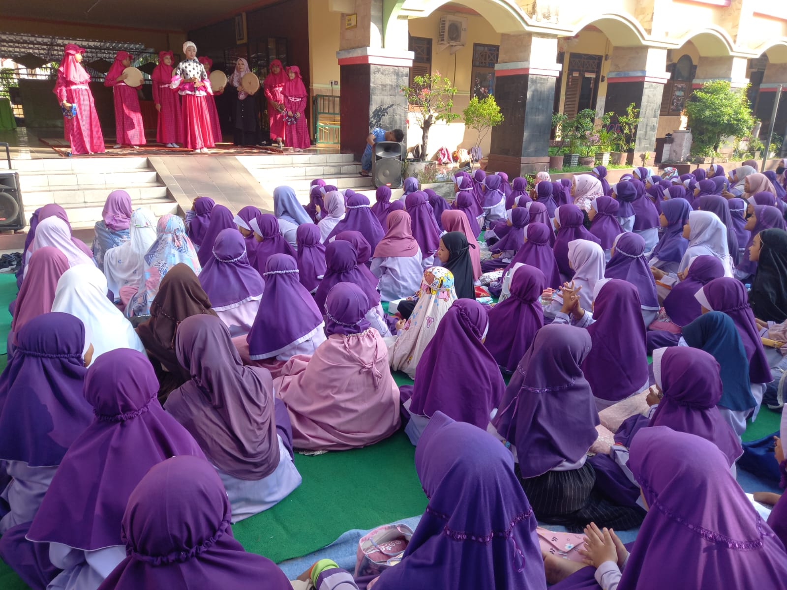 PERINGATAN ISRA MIRAJ: Murid SDN 1 Ampenan memperingati Isra Miraj di halaman sekolah setempat. (SDN 1 AMPENAN FOR LOMBOK POST)