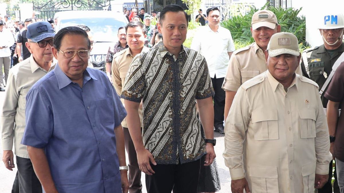 Presiden ke 6 Susilo Bambang Yudhoyono, didampingi AHY saat menyambut kedatangan Prabowo Subianto di Pacitan, Sabtu (17/2). (foto: istimewa)