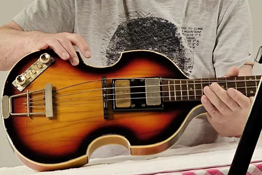 Gitar bass milik Paul McCartney yang telah ditemukan kembali, sejak hilang 51 tahun lalu pada 1972. (The Lost Bass Project/Nick Wass untuk REUTERS)