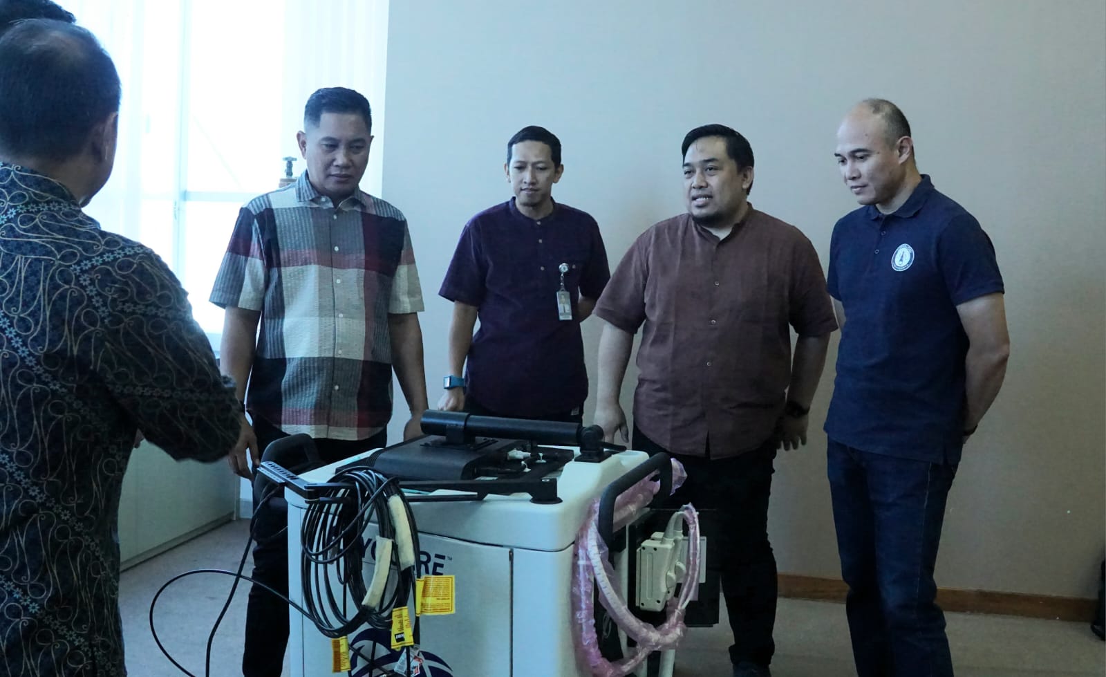 TERUS BERINOVASI: Direktur RSUD NTB dr. HL Herman Mahapuutra saat melihat alat Cryosurgery yang dimiliki RSUD NTB untuk menangani penyakit kanker.