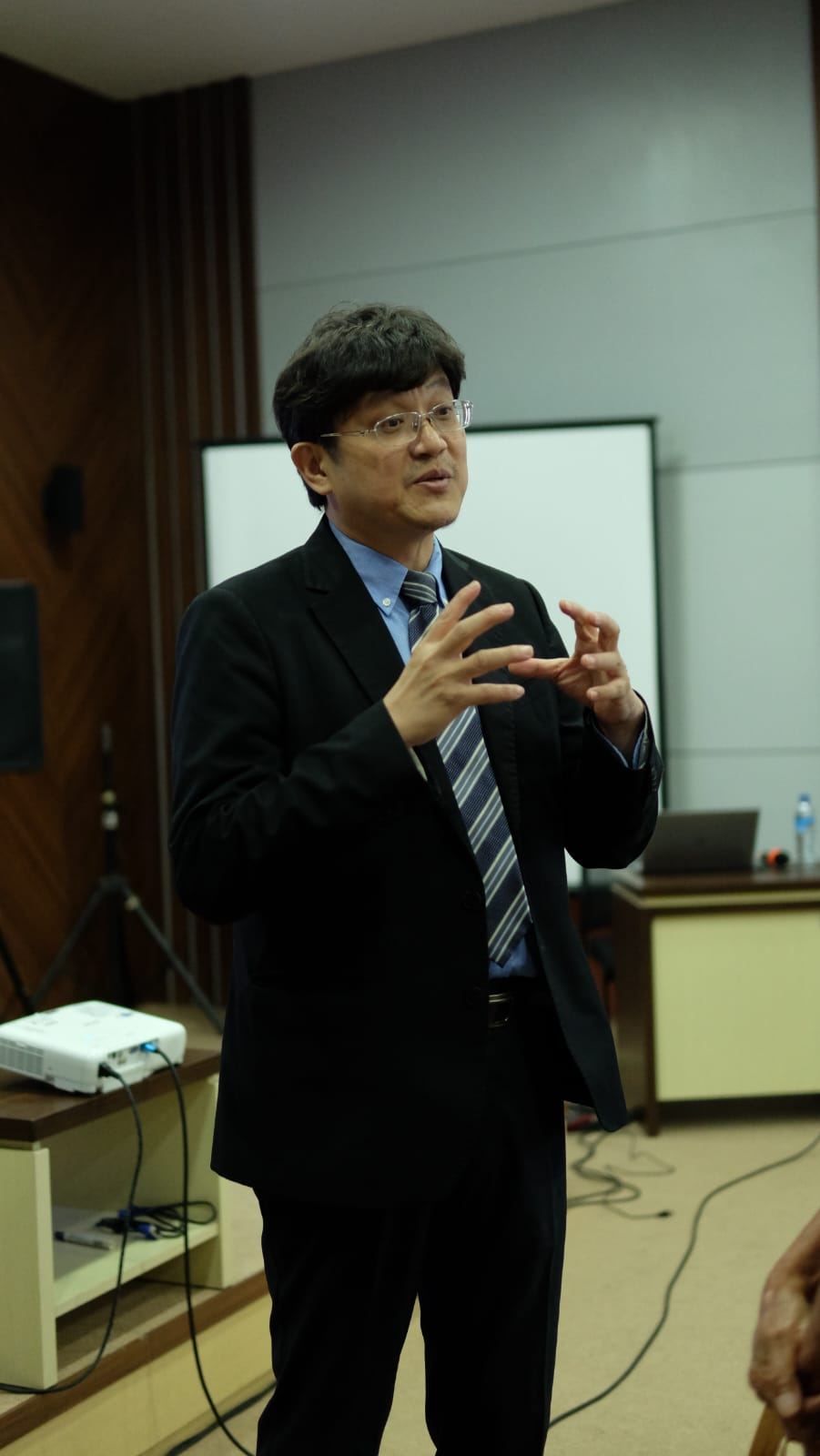 Prof. Kai-Wen, MD, MS, Ph.D, ahli di bidang Intervensional Oncology dari Departemen Bedah, National Taiwan University Hospital, Taipei saat memberikan kuliah umum di Aula Prof. Soewigjo RSUD NTB