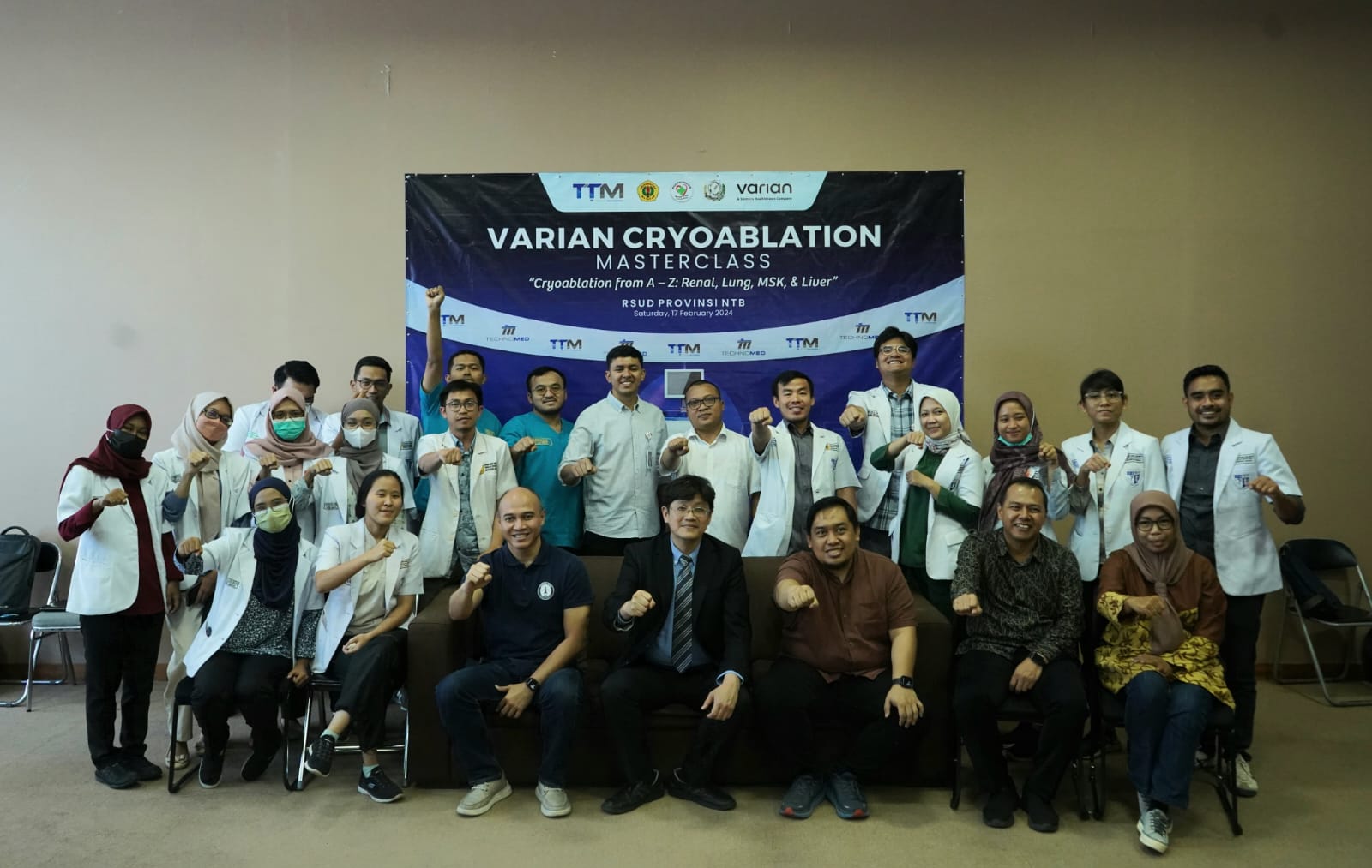 GASPOL: Prof. Kai-Wen, MD, MS, Ph.D, ahli di bidang Intervensional Oncology dari Departemen Bedah, National Taiwan University Hospital, Taipei saat foto bersama dengan para tenaga medis RSUD NTB.