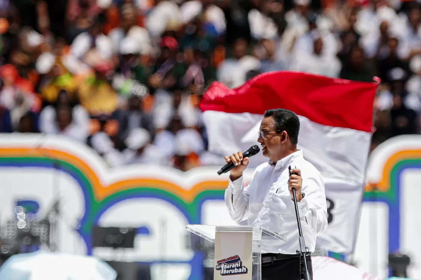 Capres nomor urut 1 Anies Baswedan menyampaikan pidato politik sekaligus menyapa para pendukungnya dalam kampanye akbar di Jakarta International Stadium (JIS), Jakarta, Sabtu (10/2/2024). (JAWA POS)