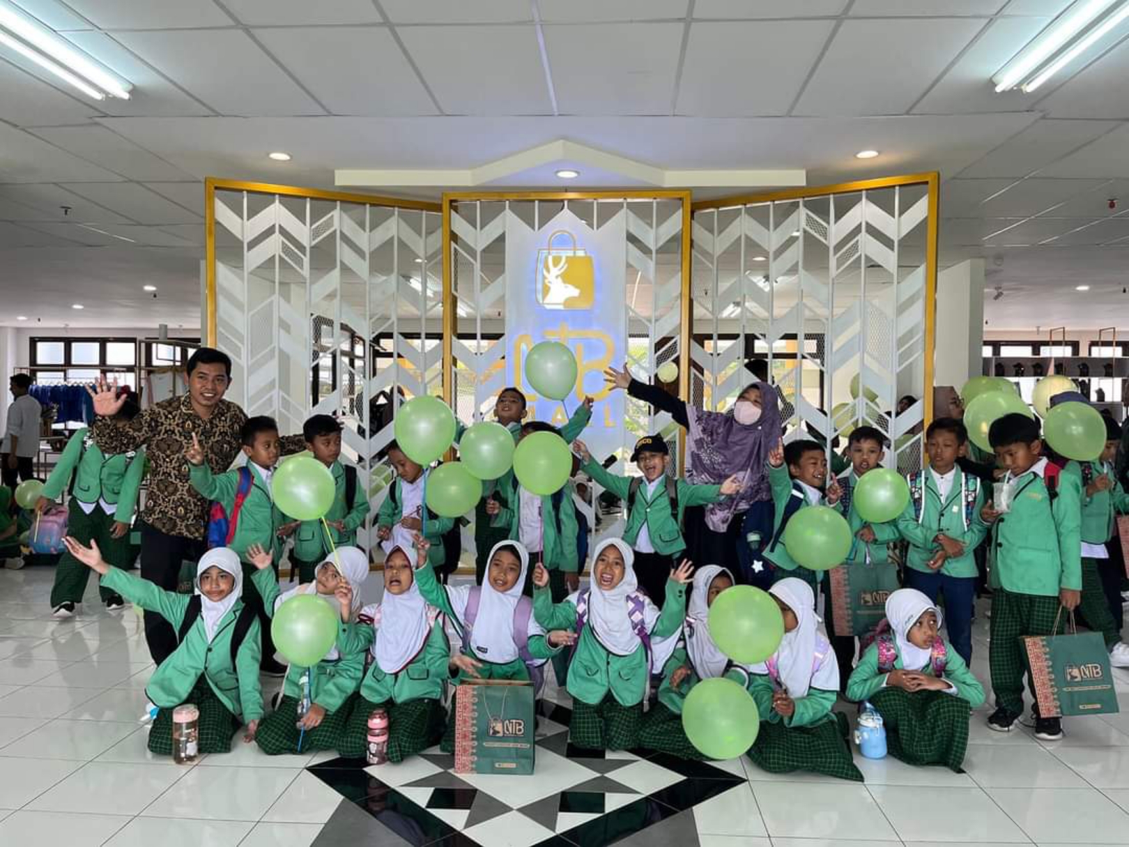 ANTUSIAS: Sejumlah murid SD IT Abata Lombok yang antusias berbelanja produk-produk UMKM di NTB Mall, belum lama ini.(IST/LOMBOK POST)