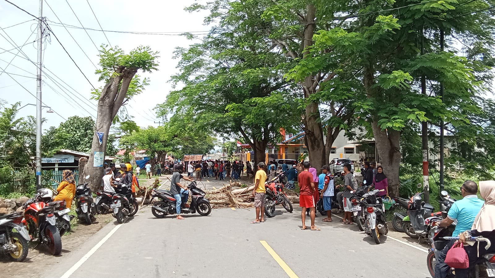 TUTUP JALAN: Massa pendukung salah satu caleg memblokir jalan negara di Desa Tambe, Kecamatan Bolo, Sabtu (16/2) lalu.(FIRMAN/LOMBOK POST)