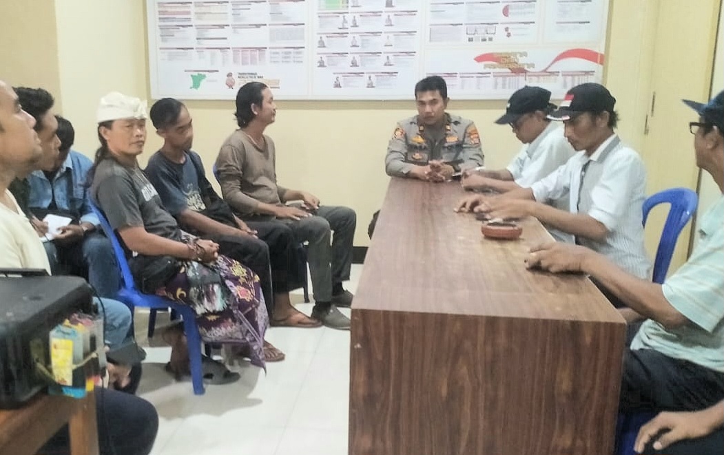 Kapolsek Gunungsari Iptu I Putu Gede Merta Yasa memimpin rapat koordinasi persiapan pelaksanaan pawai ogoh-ogoh, Sabtu (17/2).