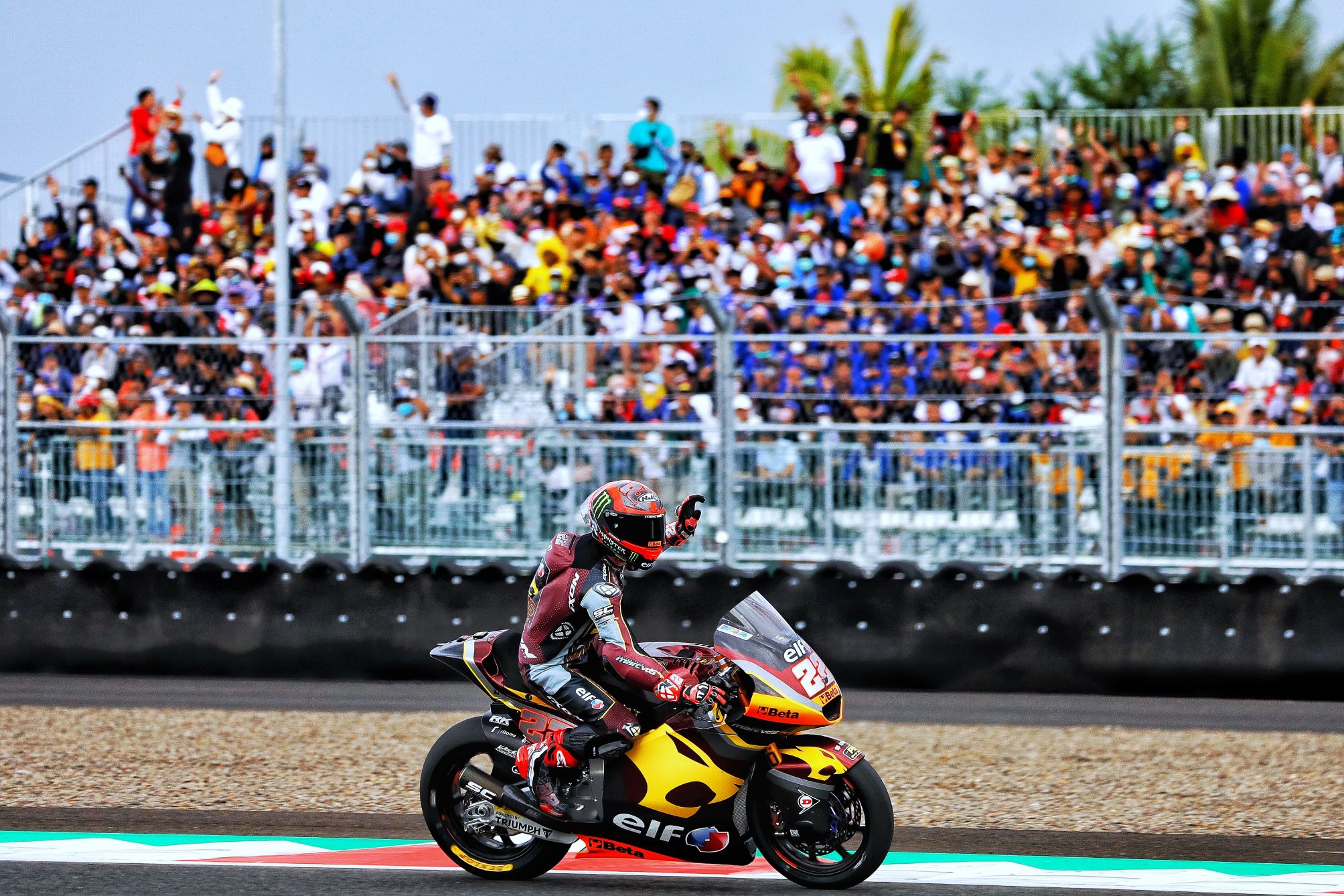 Seorang pembalap menyapa para penonton saat ajang MotoGP Mandalika tahun lalu di Sirkuit Internasional Mandalika.
