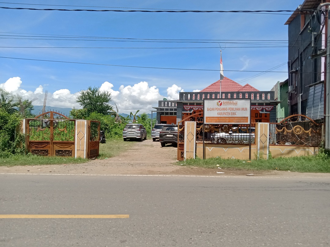POTENSI PSU: Bawaslu Bima menyimpulkan saran perbaikan PSU di Kecamatan Parado usai terjadi pembakaran logistik pemilu, beberapa waktu lalu. (FIRMAN/LOMBOK POST)
